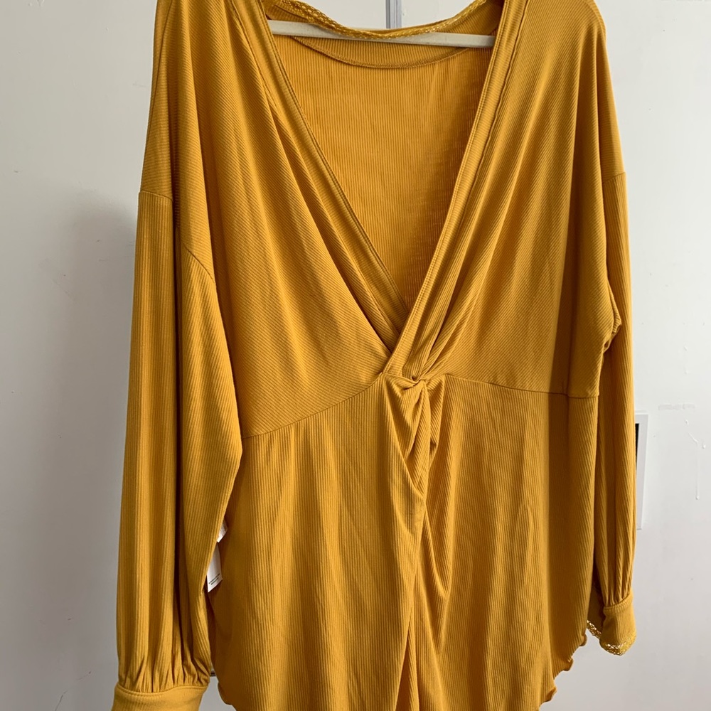 Free People Twisted Back Top 🥳🛍Host Pick🥳🛍 - Picture 12 of 14